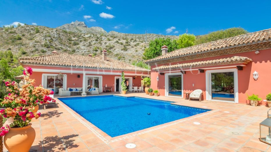 Large charming Villa with mountain and sea views in the hills of Sierra Blanca