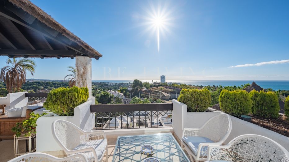 Magnifique penthouse de trois chambres avec vue imprenable sur la mer à Marbella Est