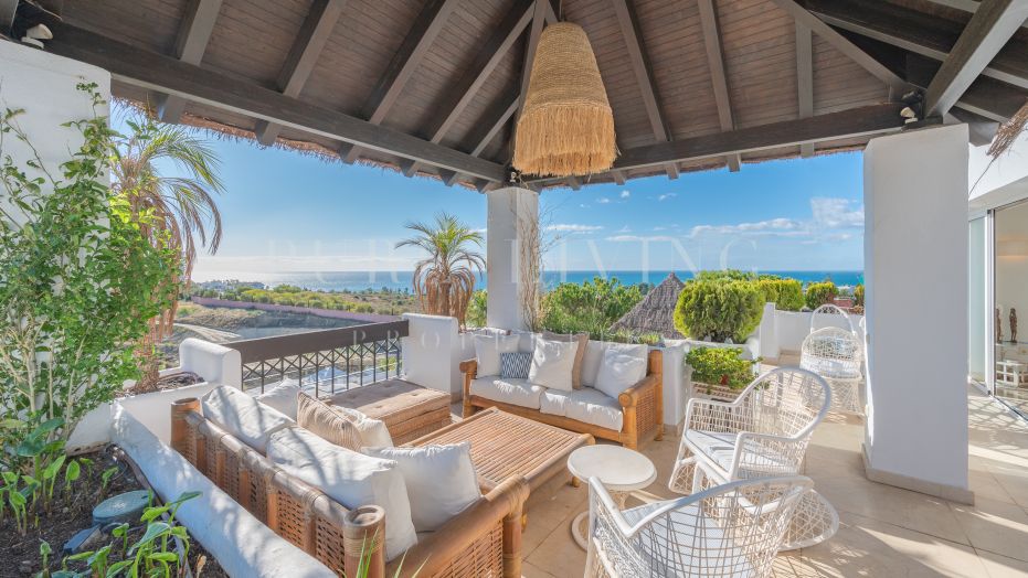 Magnifique penthouse de trois chambres avec vue imprenable sur la mer à Marbella Est