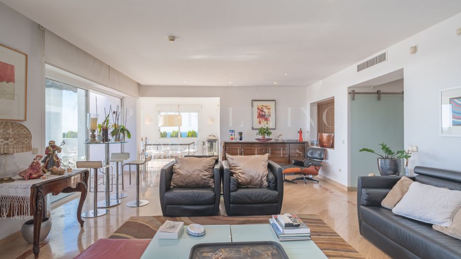 Magnifique penthouse de trois chambres avec vue imprenable sur la mer à Marbella Est