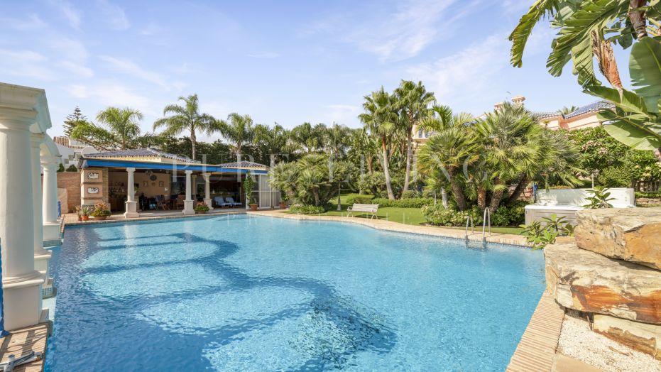 Een indrukwekkende en unieke villa in klassieke stijl in Aloha