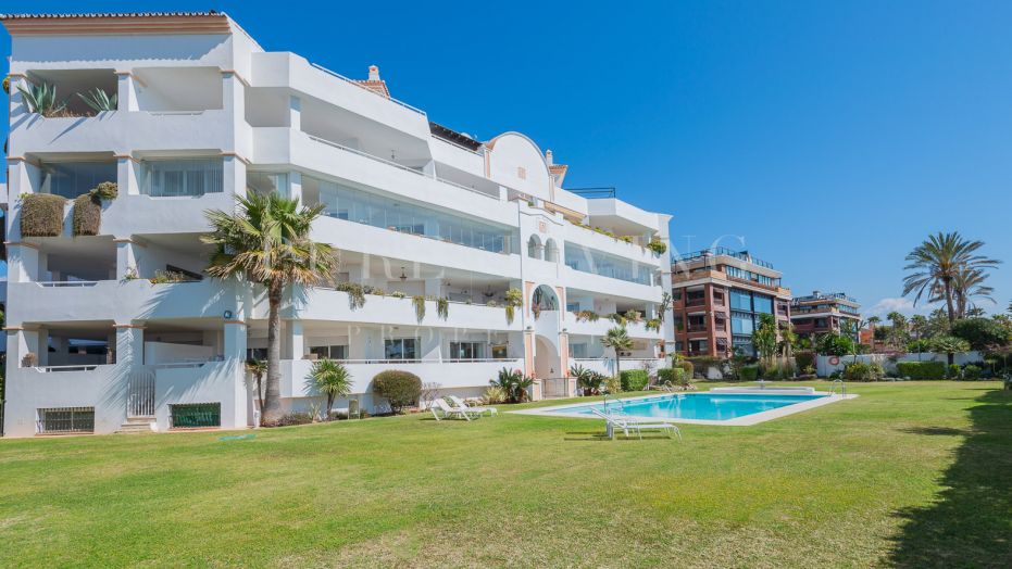 Apartamento en primera línea de playa en La Herradura, Marbella