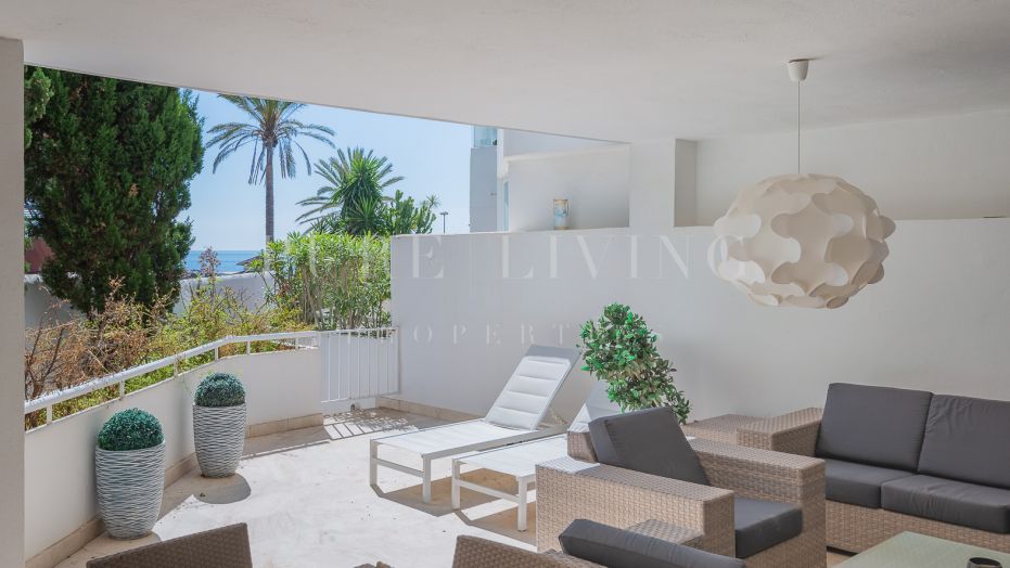 Apartamento en primera línea de playa en La Herradura, Marbella