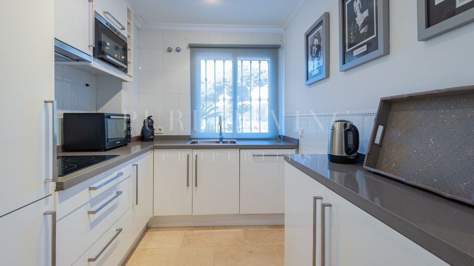 Apartamento en primera línea de playa en La Herradura, Marbella