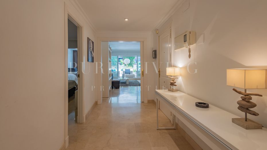 Apartamento en primera línea de playa en La Herradura, Marbella