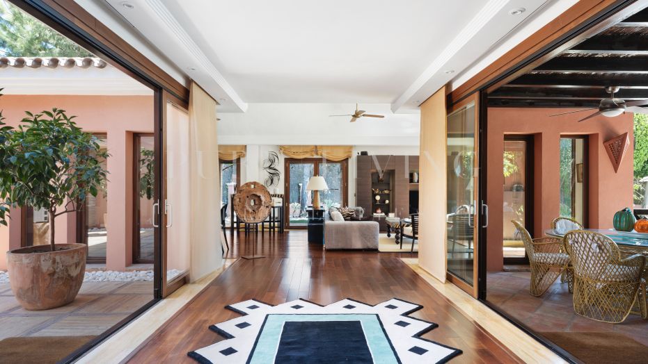 Villa in unieke stijl dichtbij het strand in de exclusieve wijk van Los Verdiales, Marbella