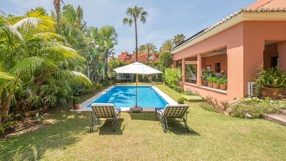 Impresionante Villa cerca del pueblo y del mar en Altos de Puente Romano, Milla de Oro de Marbella