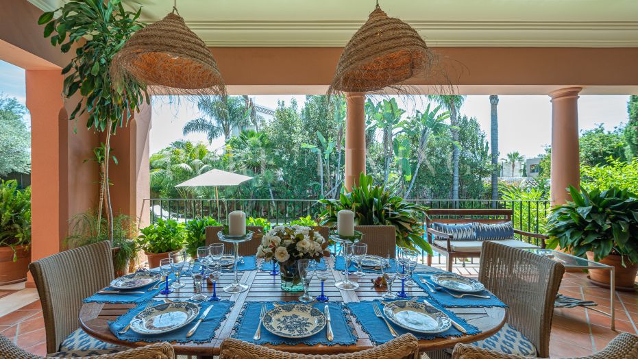 Impresionante Villa cerca del pueblo y del mar en Altos de Puente Romano, Milla de Oro de Marbella