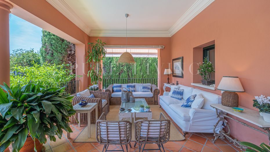 Impresionante Villa cerca del pueblo y del mar en Altos de Puente Romano, Milla de Oro de Marbella