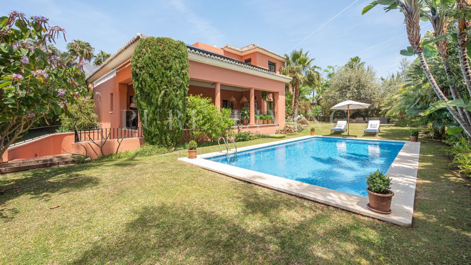 Stunning Villa close to the town and sea in Altos de Puente Romano, Marbella Golden Mile