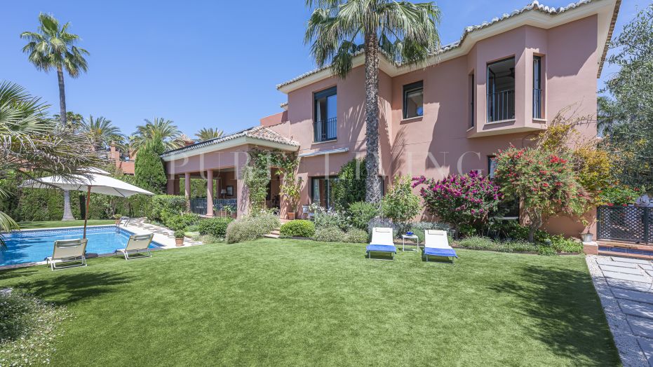 Superbe Villa proche de la ville et de la mer à Altos de Puente Romano, Marbella Golden Mile