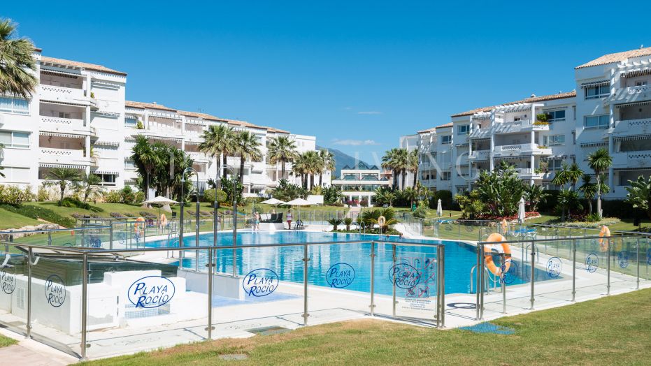 Bel appartement avec terrasse privée et vue dégagée à Playa Rocio, Marbella Puerto Banus