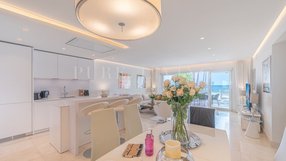 Exceptional front line beach apartment in Marina de Puente Romano