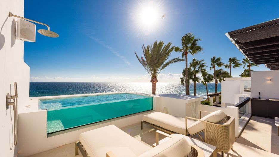 Frontline beach terrace in Puente Romano Marina Marbella Golden Mile