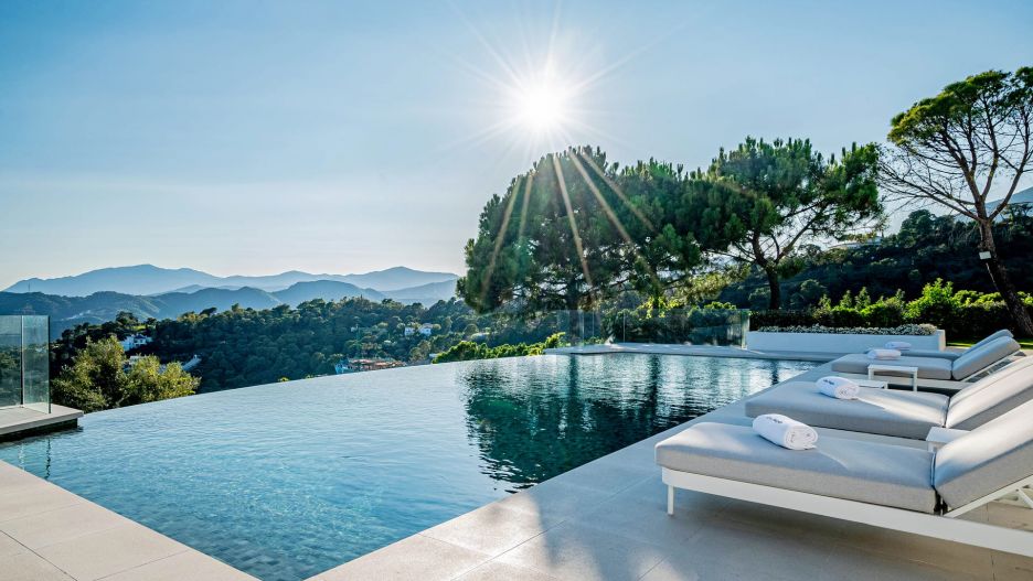 Infinity pool with stunning mountain views in La Zagaleta, Benahavís