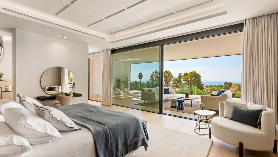 Bedroom with panoramic sea views in Cascada de Camojan, Marbella