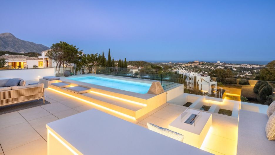 Panoramic sea views from a rooftop with pool in La Quinta, Benahavís