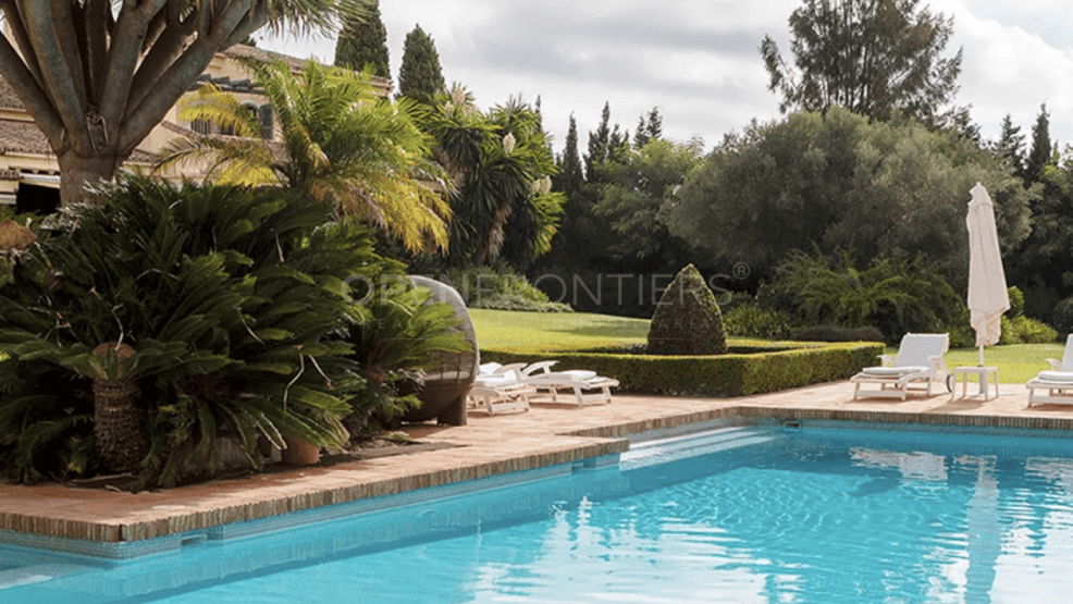 Luxury frontline Valderrama villa with extensive plot in Sotogrande Alto