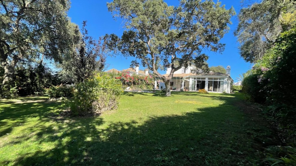 Charmante villa orientée à l'ouest dans la zone C, Sotogrande Alto