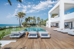 La Perla Blanca: Espectacular Villa Moderna en primera Línea de Playa al oeste de Marbella