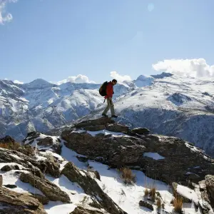 Ganzjährige Aktivitäten in der Sierra Nevada: Skifahren und mehr