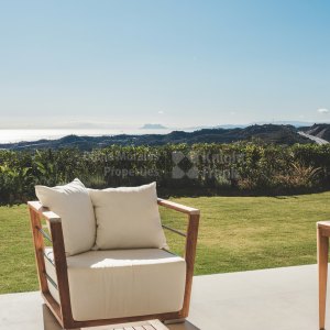 Benahavis, Ground floor duplex with private garden
