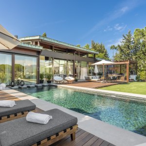 Balinese style villa in Las Brisas for sale