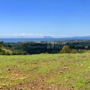 La Panera, Plot with sea and mountain views next to Estepona town