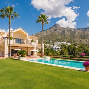 Marbella Hill Club, Elegant residence with panoramic views