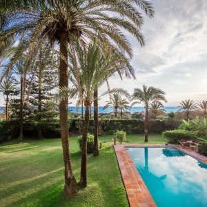 La Reserva de los Monteros, Beachfront villa with great potential