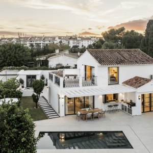 Linda Vista Baja, Villa Mimosa, renovated property just steps from the beach