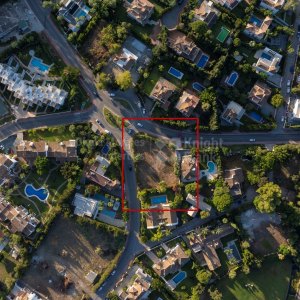 Parcela bien ubicada en Nueva Andalucía, con proyecto y licencia de obra