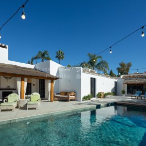 Villa de 8 dormitorios en Guadalmina Alta con green de práctica privado