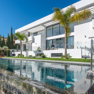 Villa mit Berg- und Meerblick in El Paraiso Alto