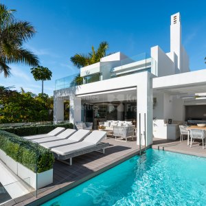 Magna 6, Doppelhaushälfte mit Meerblick in Puente Romano