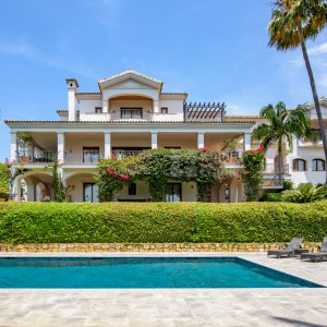Sotogrande Alto, Classic villa frontline to golf in Sotogrande