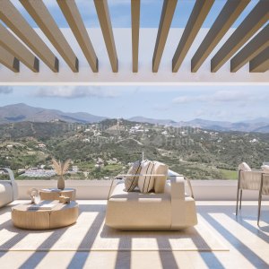 Las Mesas, Ático de tres dormitorios con solárium y vistas al mar en Estepona