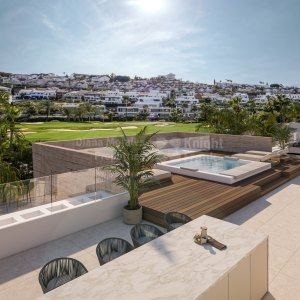 Westlich ausgerichtete Villa mit fünf Schlafzimmern in El Campanario, Estepona Ost