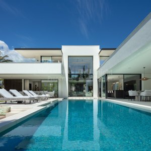 Aloha, Villa Sirius, a contemporary home within walking distance of all amenities