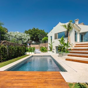 Haza del Conde, Villa contemporánea con alma balinesa en Nueva Andalucía