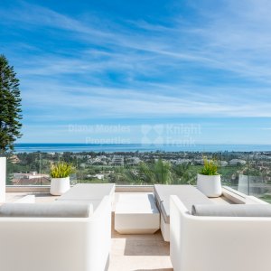 Nueva Andalucia, Elegante Villa mit Panoramablick auf das Meer und die Berge