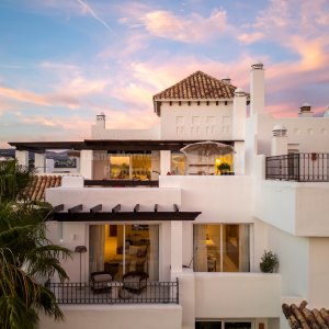 Elegante ático dúplex de tres dormitorios en Lomas del Marqués, Benahavís