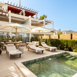 Palacetes Los Belvederes, Amplia terraza con piscina y vistas en Nueva Andalucía