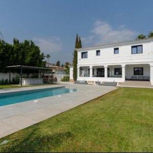 Nueva Andalucia, Amplia villa de seis dormitorios con excepcionales espacios de ocio