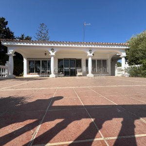 Renovation or redevelopment opportunity in El Paraíso Medio, Estepona