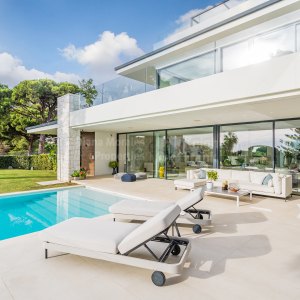 Marbesa, Moderne Strandvilla mit 6 Schlafzimmern und Meerblick im Osten von Marbella