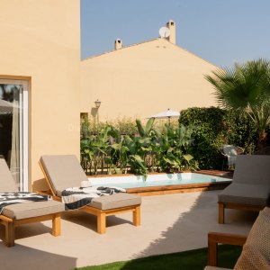 Azalea Beach, Jolie maison mitoyenne de quatre chambres très proche de la mer avec piscine privée
