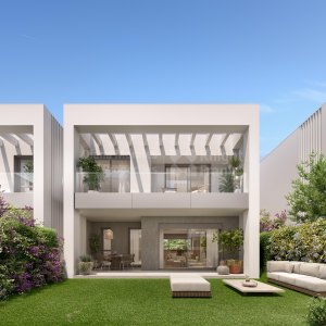 Elviria Playa, Beachside three-bedroom townhouse with private garden in east Marbella