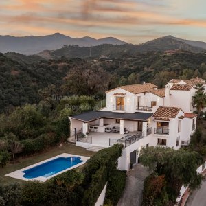 Selwo, Casa Edén, un refugio luminoso entre la naturaleza y la costa en Estepona
