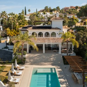 Los Naranjos, Villa Maya, elegancia contemporánea junto al golf en Nueva Andalucía